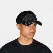 Casquette Torom Noir – casquette streetwear en coton premium noire avec logo brodé, portée