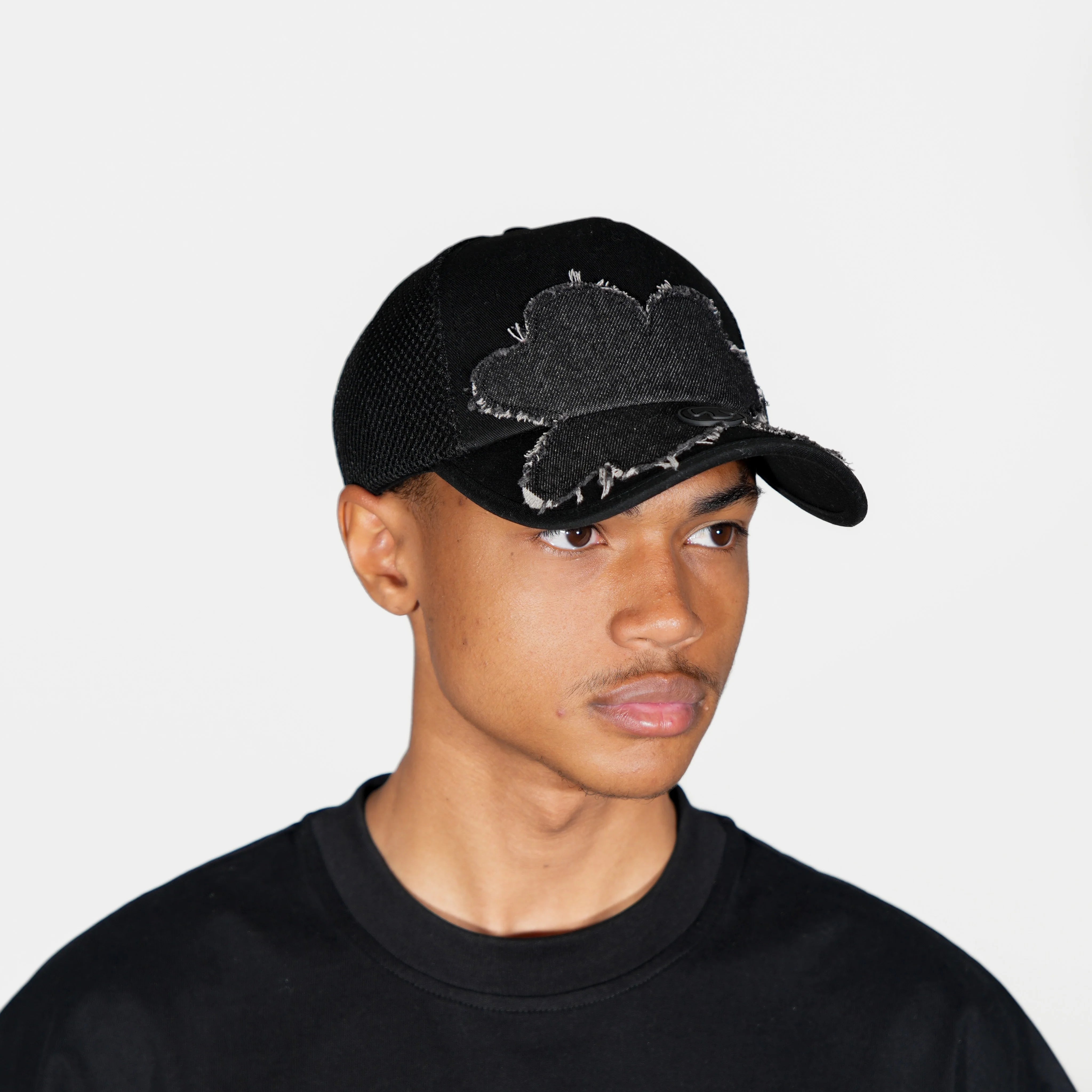 Casquette Torom Noir – casquette streetwear en coton premium noire avec logo brodé, portée