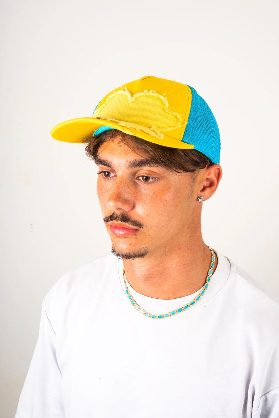 Casquette Torom Jaune/Bleu – casquette streetwear en coton premium jaune et bleu avec logo brodé, portée