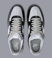 Sneakers Nike Air Force 1 Low en cuir premium, coloris Black White Smoke Grey avec détails Central Cee signature et amorti Air encapsulé.