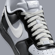 Sneakers Nike Air Force 1 Low en cuir premium, coloris Black White Smoke Grey avec détails Central Cee signature et amorti Air encapsulé.