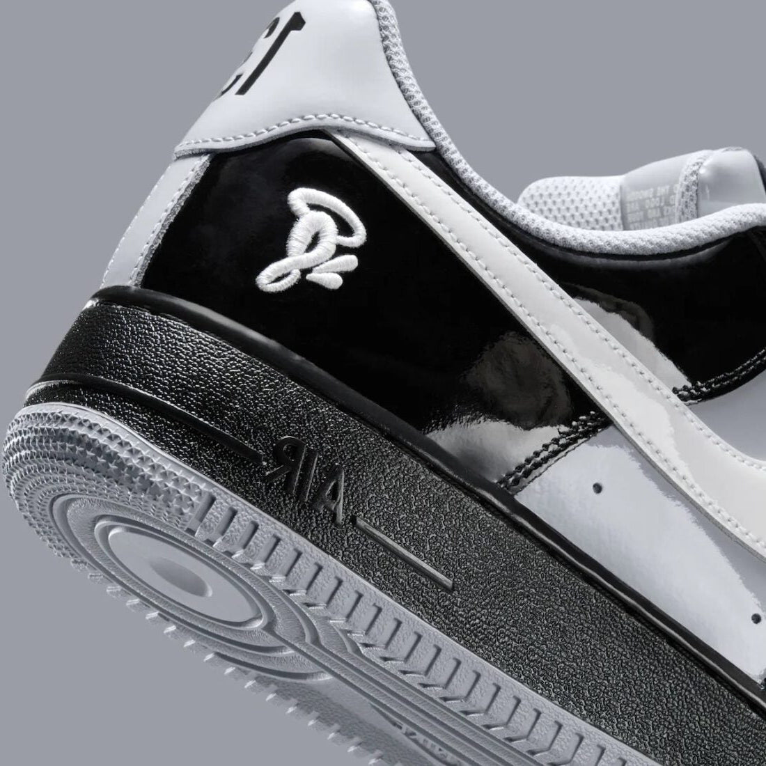 Sneakers Nike Air Force 1 Low en cuir premium, coloris Black White Smoke Grey avec détails Central Cee signature et amorti Air encapsulé.