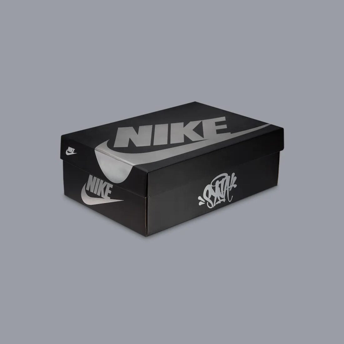 Sneakers Nike Air Force 1 Low en cuir premium, coloris Black White Smoke Grey avec détails Central Cee signature et amorti Air encapsulé.