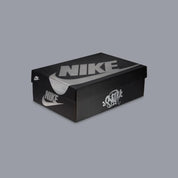 Sneakers Nike Air Force 1 Low en cuir premium, coloris Black White Smoke Grey avec détails Central Cee signature et amorti Air encapsulé.