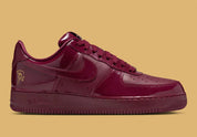 Sneakers Nike Air Force 1 Low Syna Central Cee Dark Beetroot en cuir bordeaux premium avec semelle Air et détails co-brandés exclusifs.