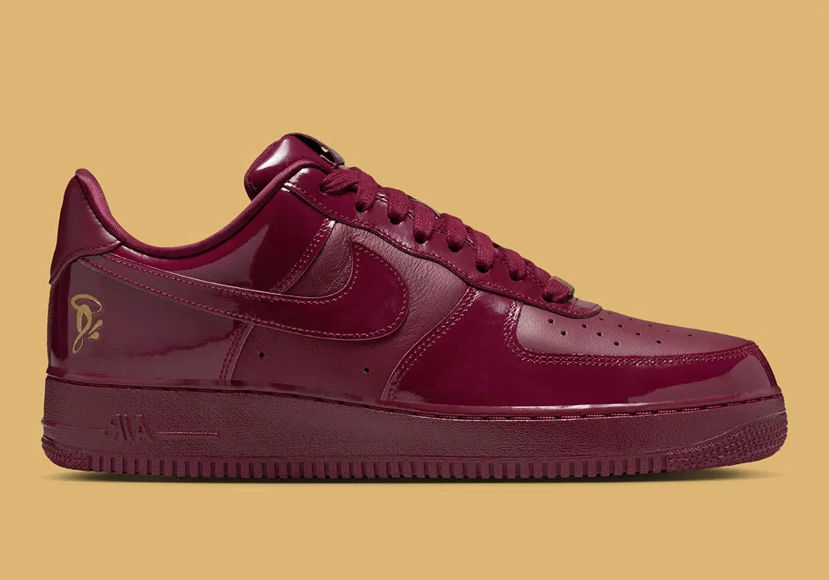 Sneakers Nike Air Force 1 Low Syna Central Cee Dark Beetroot en cuir bordeaux premium avec semelle Air et détails co-brandés exclusifs.