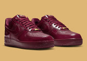 Sneakers Nike Air Force 1 Low Syna Central Cee Dark Beetroot en cuir bordeaux premium avec semelle Air et détails co-brandés exclusifs.
