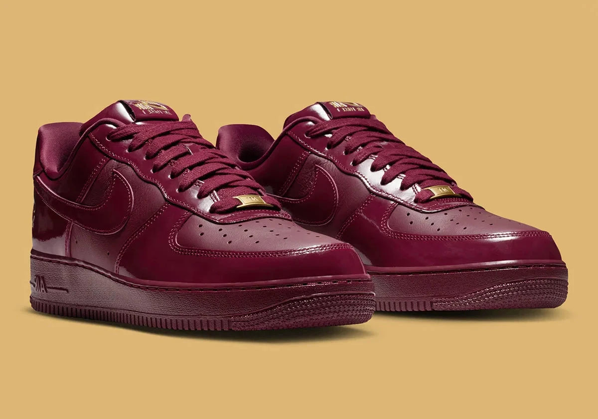 Sneakers Nike Air Force 1 Low Syna Central Cee Dark Beetroot en cuir bordeaux premium avec semelle Air et détails co-brandés exclusifs.