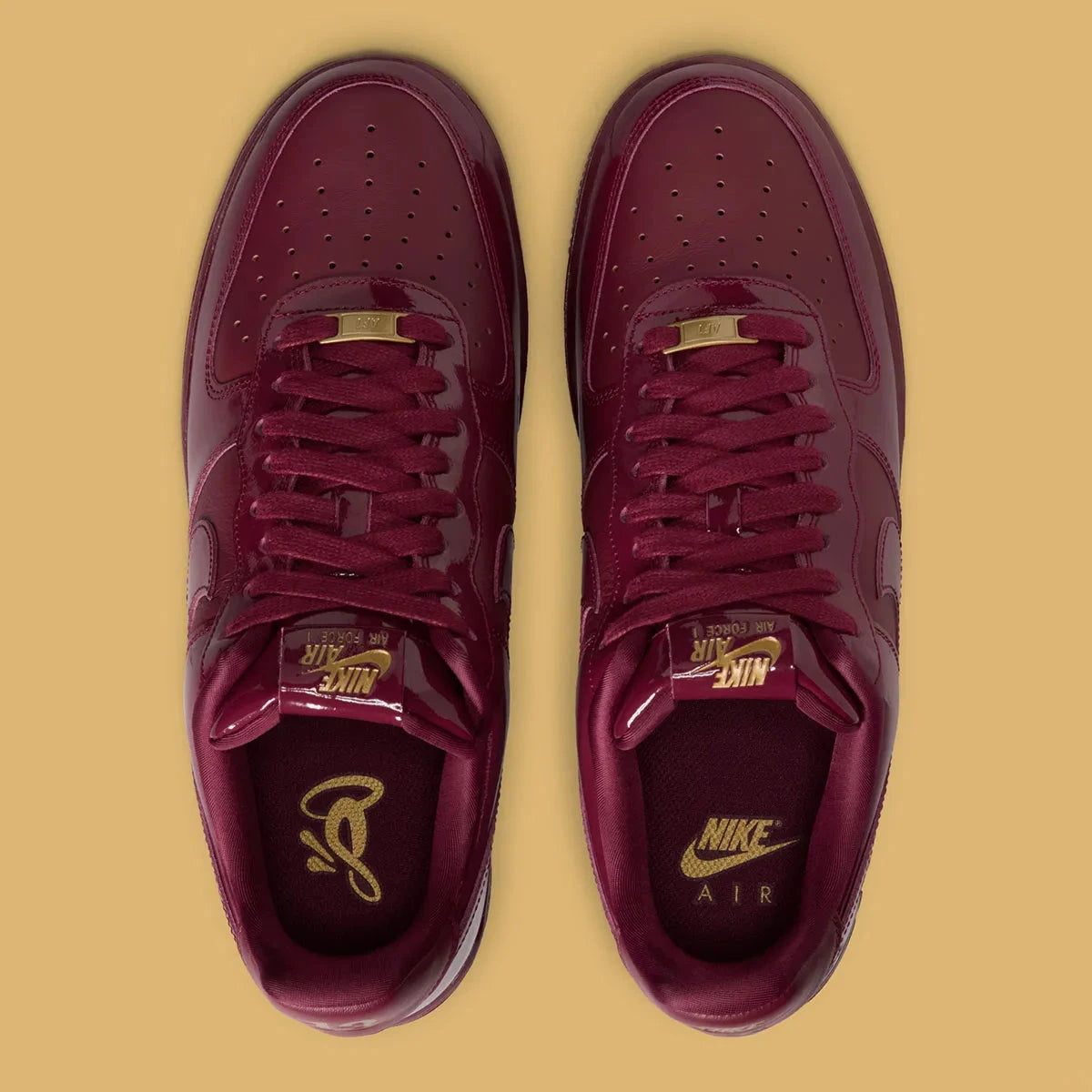 Sneakers Nike Air Force 1 Low Syna Central Cee Dark Beetroot en cuir bordeaux premium avec semelle Air et détails co-brandés exclusifs.