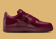 Sneakers Nike Air Force 1 Low Syna Central Cee Dark Beetroot en cuir bordeaux premium avec semelle Air et détails co-brandés exclusifs.