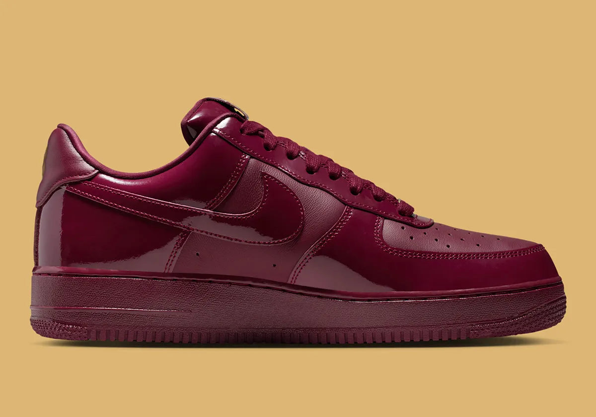Sneakers Nike Air Force 1 Low Syna Central Cee Dark Beetroot en cuir bordeaux premium avec semelle Air et détails co-brandés exclusifs.