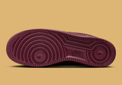 Sneakers Nike Air Force 1 Low Syna Central Cee Dark Beetroot en cuir bordeaux premium avec semelle Air et détails co-brandés exclusifs.