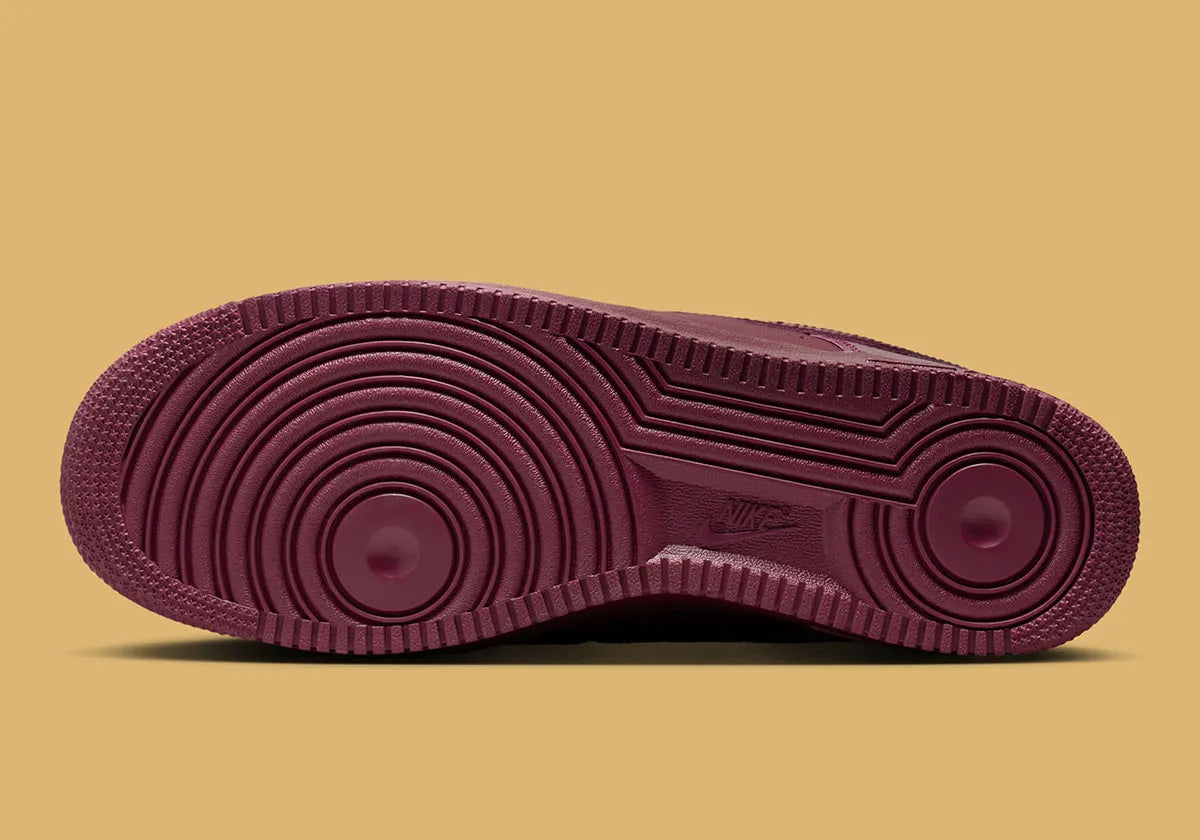Sneakers Nike Air Force 1 Low Syna Central Cee Dark Beetroot en cuir bordeaux premium avec semelle Air et détails co-brandés exclusifs.
