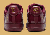 Sneakers Nike Air Force 1 Low Syna Central Cee Dark Beetroot en cuir bordeaux premium avec semelle Air et détails co-brandés exclusifs.