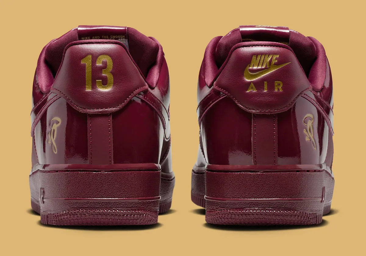 Sneakers Nike Air Force 1 Low Syna Central Cee Dark Beetroot en cuir bordeaux premium avec semelle Air et détails co-brandés exclusifs.