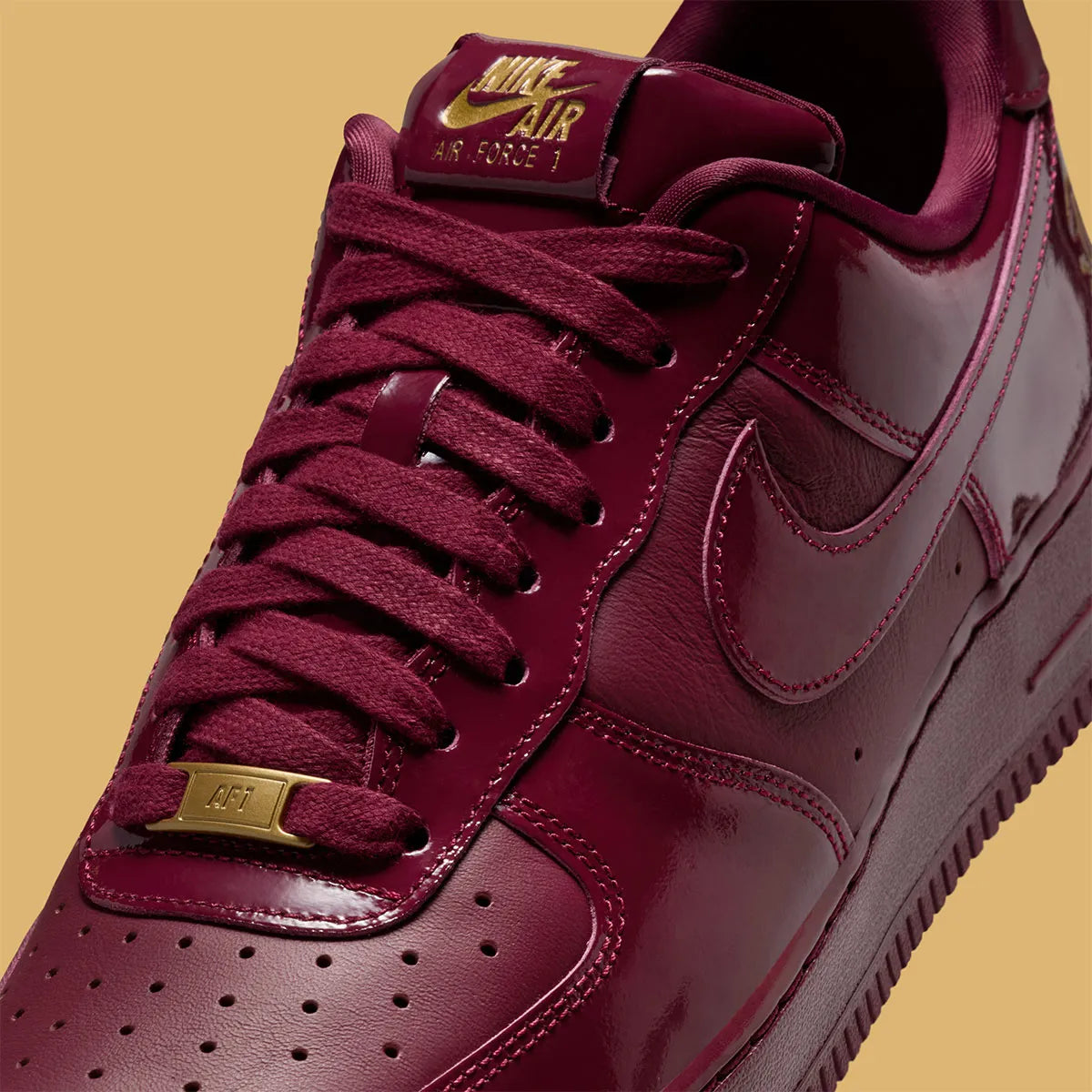 Sneakers Nike Air Force 1 Low Syna Central Cee Dark Beetroot en cuir bordeaux premium avec semelle Air et détails co-brandés exclusifs.