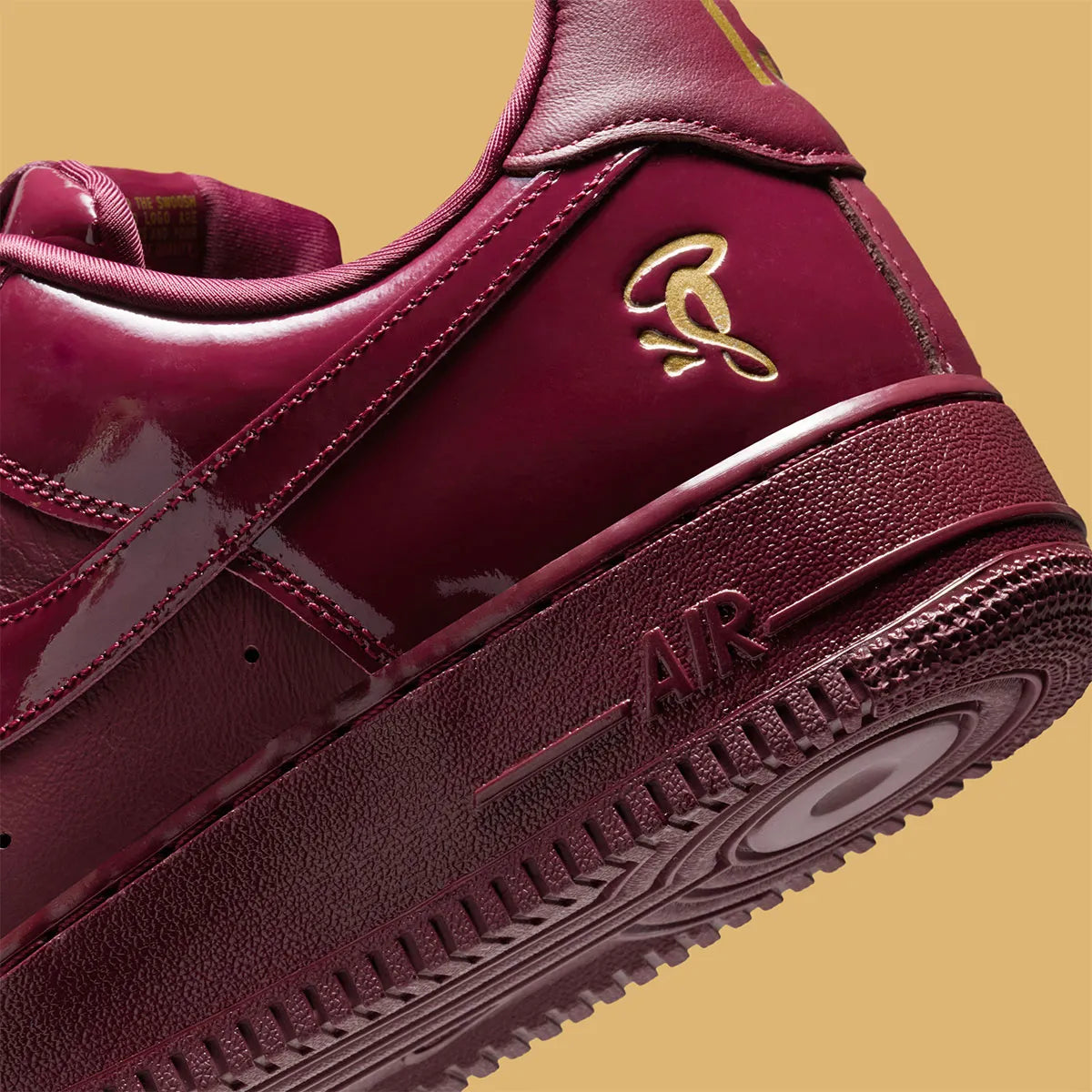 Sneakers Nike Air Force 1 Low Syna Central Cee Dark Beetroot en cuir bordeaux premium avec semelle Air et détails co-brandés exclusifs.
