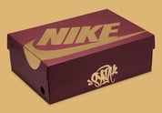Sneakers Nike Air Force 1 Low Syna Central Cee Dark Beetroot en cuir bordeaux premium avec semelle Air et détails co-brandés exclusifs.