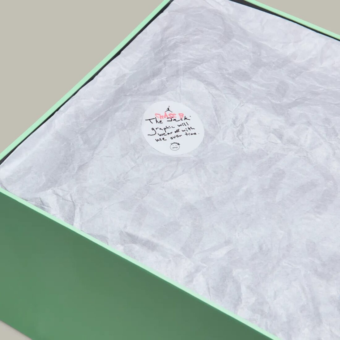 Papier de la boite de la sneakers Jordan Jumpman Jack TR Travis Scott Chase B noires avec détails argentés en matériaux premium et sangles signature