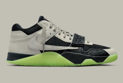 Sneakers Jordan Jumpman Jack TR Travis Scott Chase B noires avec détails argentés en matériaux premium et sangles signature vue de profil. 