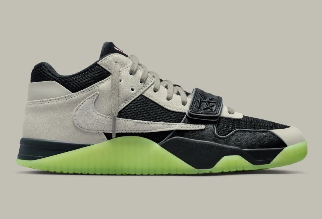 Sneakers Jordan Jumpman Jack TR Travis Scott Chase B noires avec détails argentés en matériaux premium et sangles signature vue de profil. 