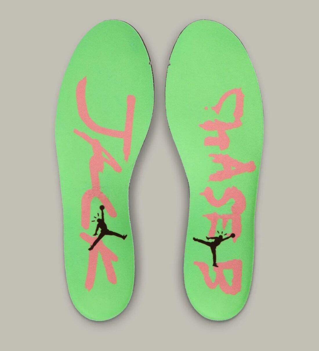 Sneakers Jordan Jumpman Jack TR Travis Scott Chase B noires avec détails argentés en matériaux premium et sangles signature vue sur les semelles intérieures des chaussures. 