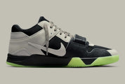 Sneakers Jordan Jumpman Jack TR Travis Scott Chase B noires avec détails argentés en matériaux premium et sangles signature vue de profil intérieur. 