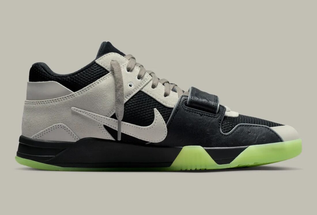 Sneakers Jordan Jumpman Jack TR Travis Scott Chase B noires avec détails argentés en matériaux premium et sangles signature vue de profil intérieur. 