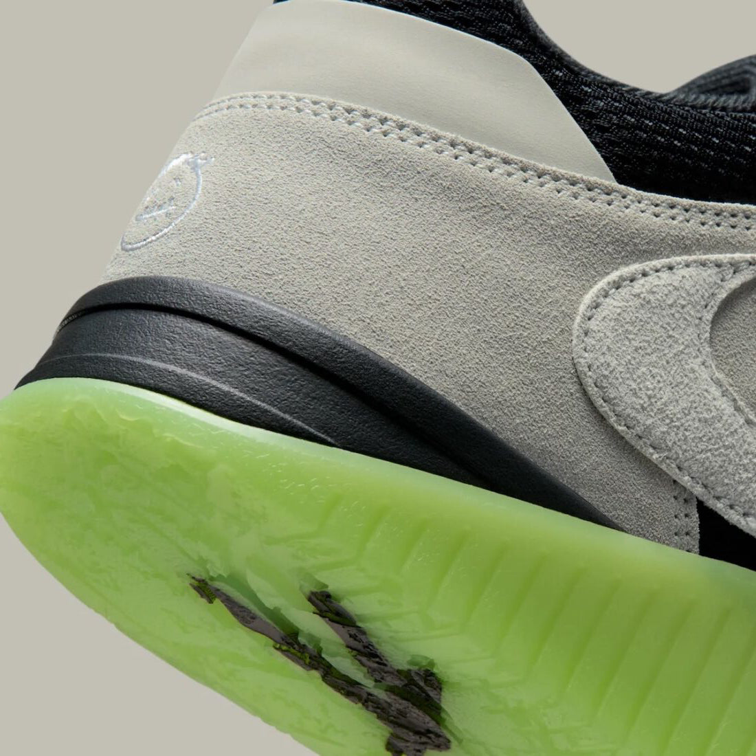 Sneakers Jordan Jumpman Jack TR Travis Scott Chase B noires avec détails argentés en matériaux premium et sangles signature vue zoomée sur les détails arrière de la paire. 