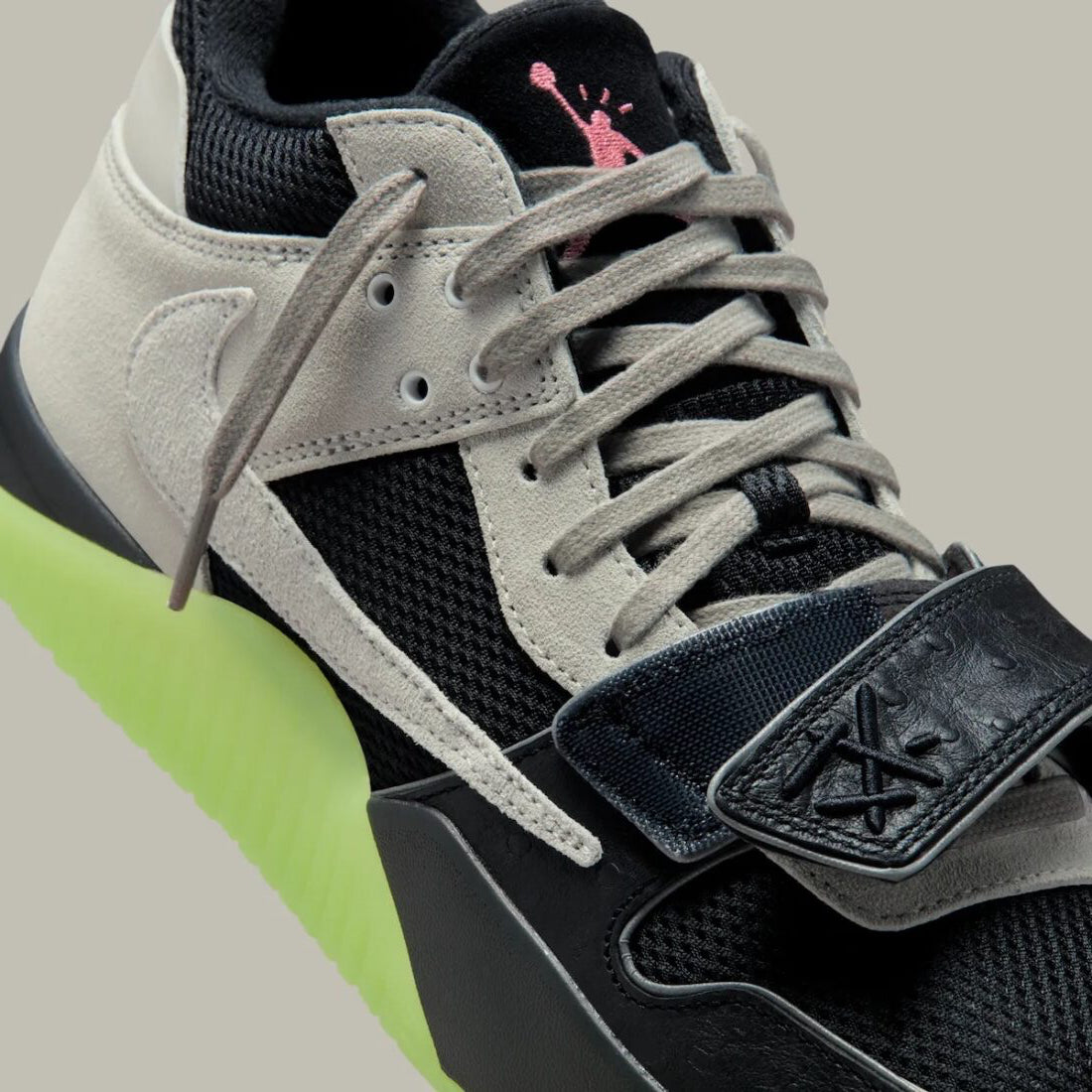 Sneakers Jordan Jumpman Jack TR Travis Scott Chase B noires avec détails argentés en matériaux premium et sangles signature vue de profil zoomée sur les détails de la paire. 