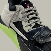 Sneakers Jordan Jumpman Jack TR Travis Scott Chase B noires avec détails argentés en matériaux premium et sangles signature vue de profil zoomée sur les détails de la paire. 