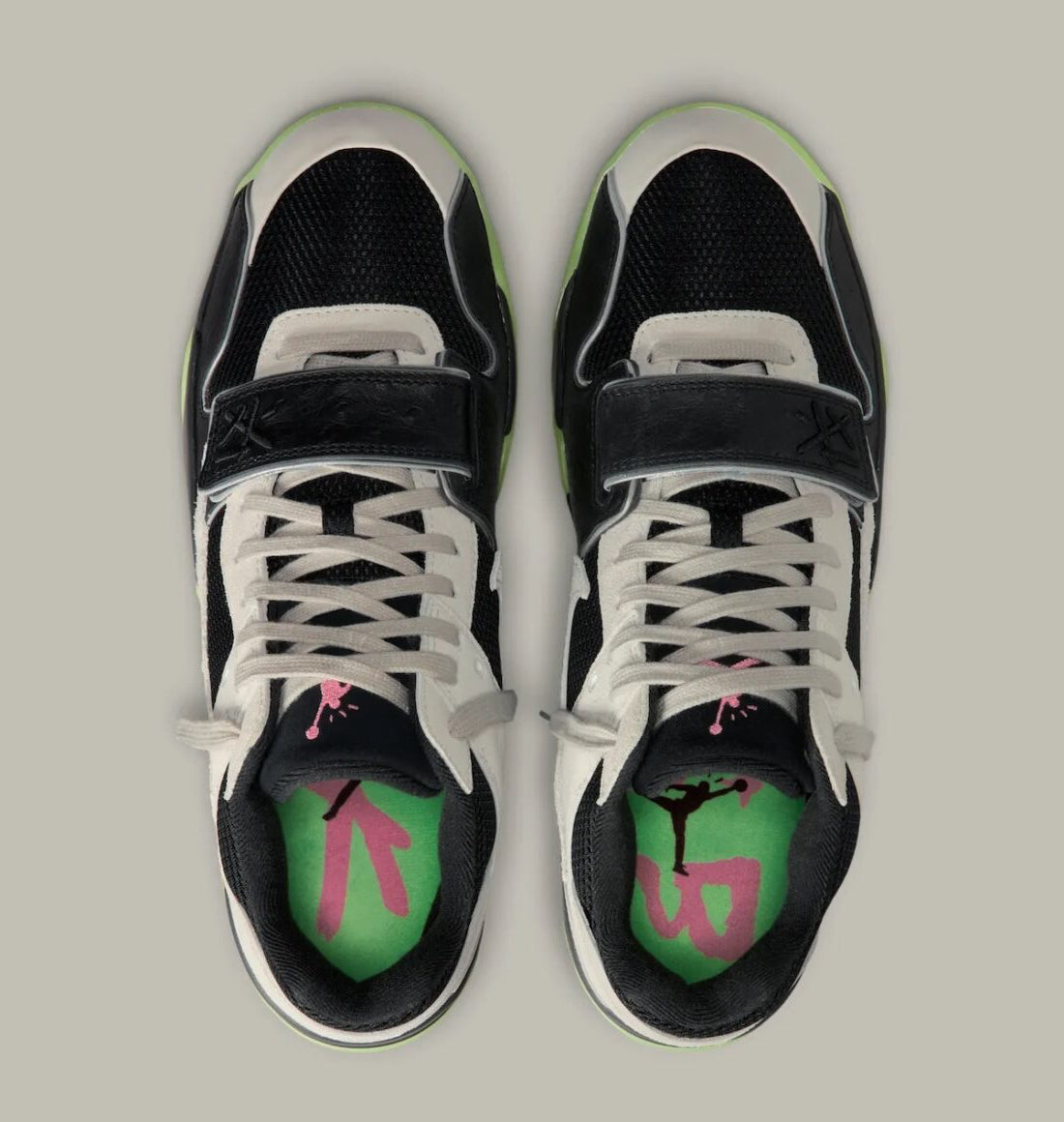 Sneakers Jordan Jumpman Jack TR Travis Scott Chase B noires avec détails argentés en matériaux premium et sangles signature vue du dessus. 