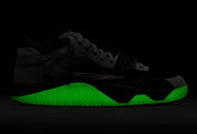 Sneakers Jordan Jumpman Jack TR Travis Scott Chase B noires avec détails argentés en matériaux premium et sangles signature vue de nuit avec la semelle glow in the dark. 
