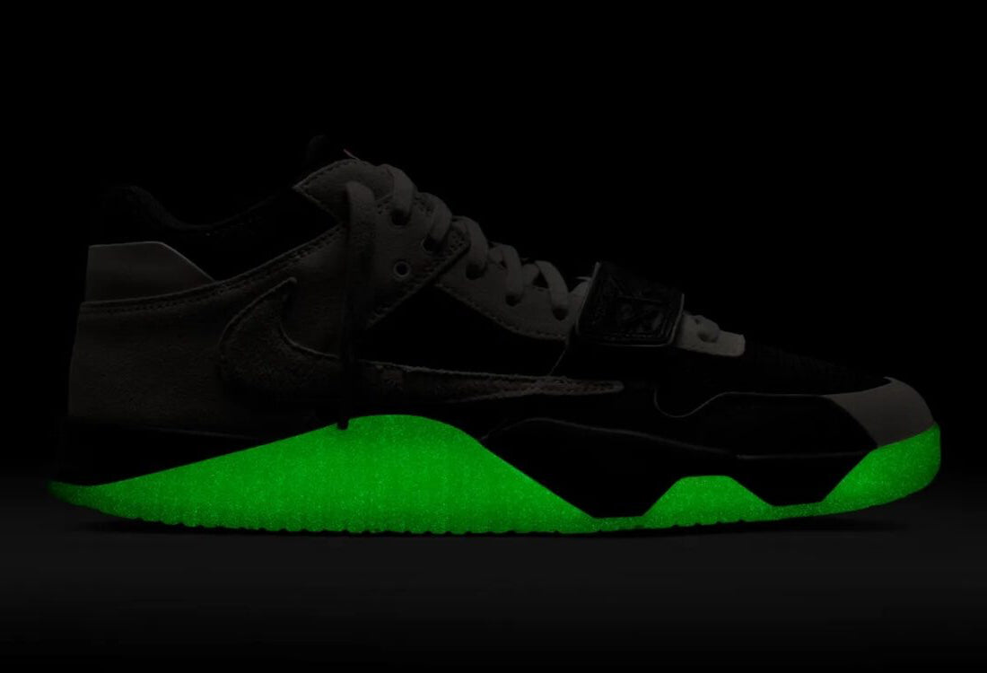 Sneakers Jordan Jumpman Jack TR Travis Scott Chase B noires avec détails argentés en matériaux premium et sangles signature vue de nuit avec la semelle glow in the dark. 