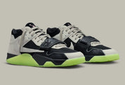 Sneakers Jordan Jumpman Jack TR Travis Scott Chase B noires avec détails argentés en matériaux premium et sangles signature vue de 3/4 face.