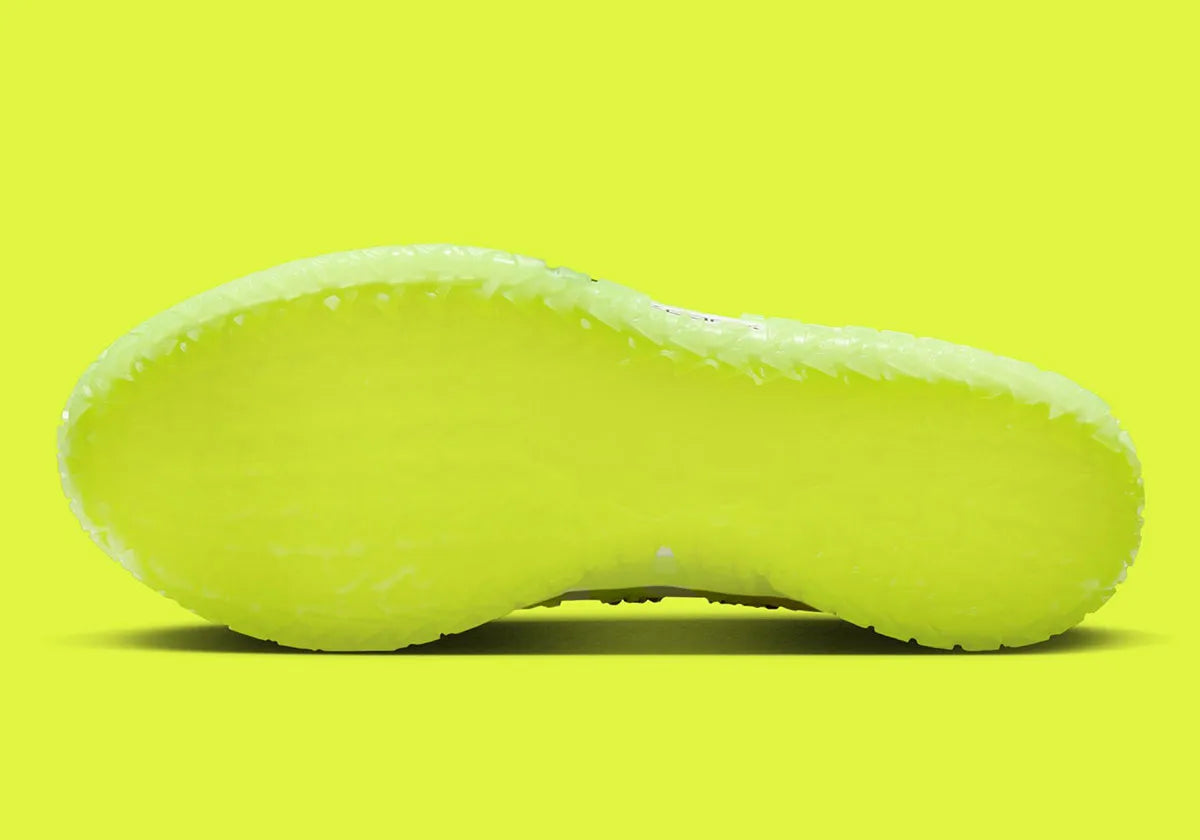 Nike Ja 3 Christmas en mesh rouge avec accents vert sapin, détails blancs et amorti Zoom Air.