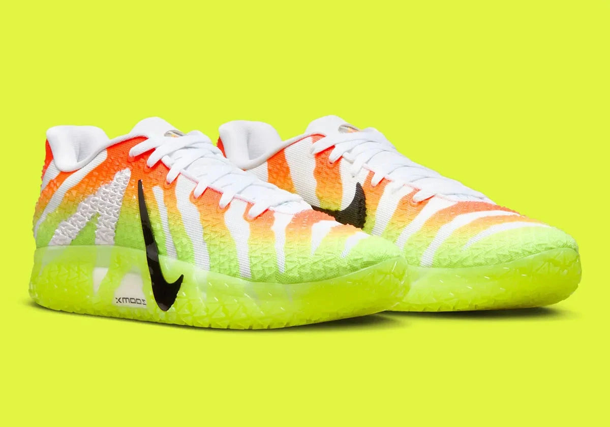 Nike Ja 3 Christmas en mesh rouge avec accents vert sapin, détails blancs et amorti Zoom Air.