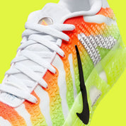 Nike Ja 3 Christmas en mesh rouge avec accents vert sapin, détails blancs et amorti Zoom Air.