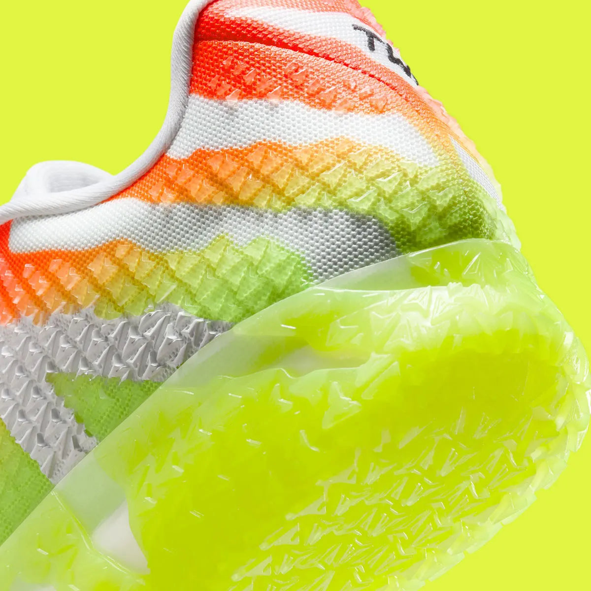 Nike Ja 3 Christmas en mesh rouge avec accents vert sapin, détails blancs et amorti Zoom Air.