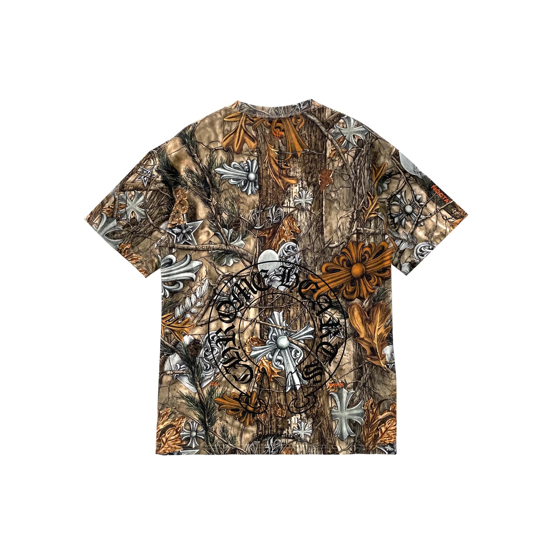 Nike x NOCTA x Chrome Hearts Tee Multicolor, tee-shirt streetwear multicolore à manches courtes avec graphismes issus de la collaboration.