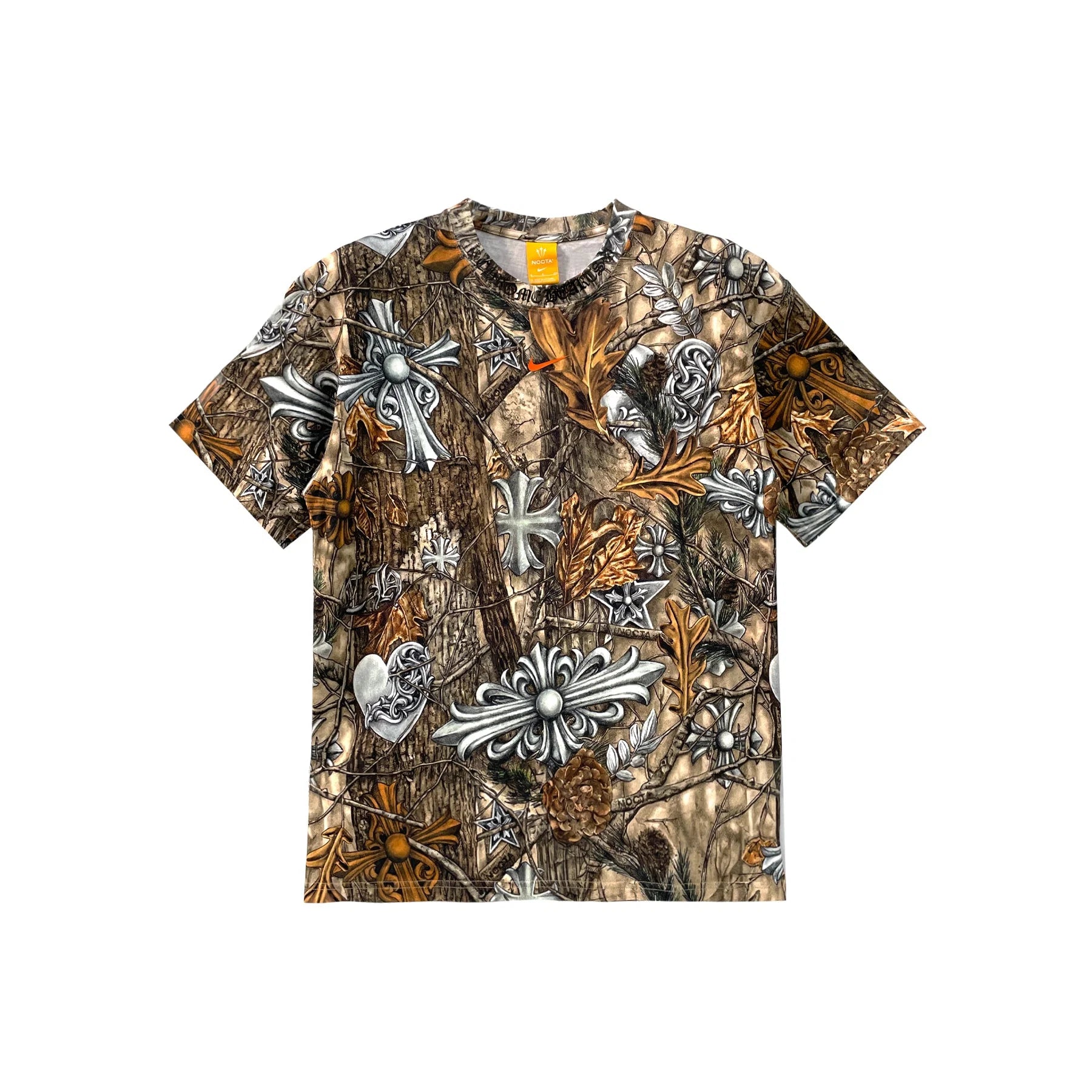 Nike x NOCTA x Chrome Hearts Tee Multicolor, tee-shirt streetwear multicolore à manches courtes avec graphismes issus de la collaboration.