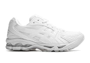 Image de la ASICS × Comme des Garçons SHIRT Gel-Kayano 14 “White”, sneaker intégralement blanche en mesh et superpositions cuir/synthétique, semelle blanche dotée de l’amorti GEL au talon.