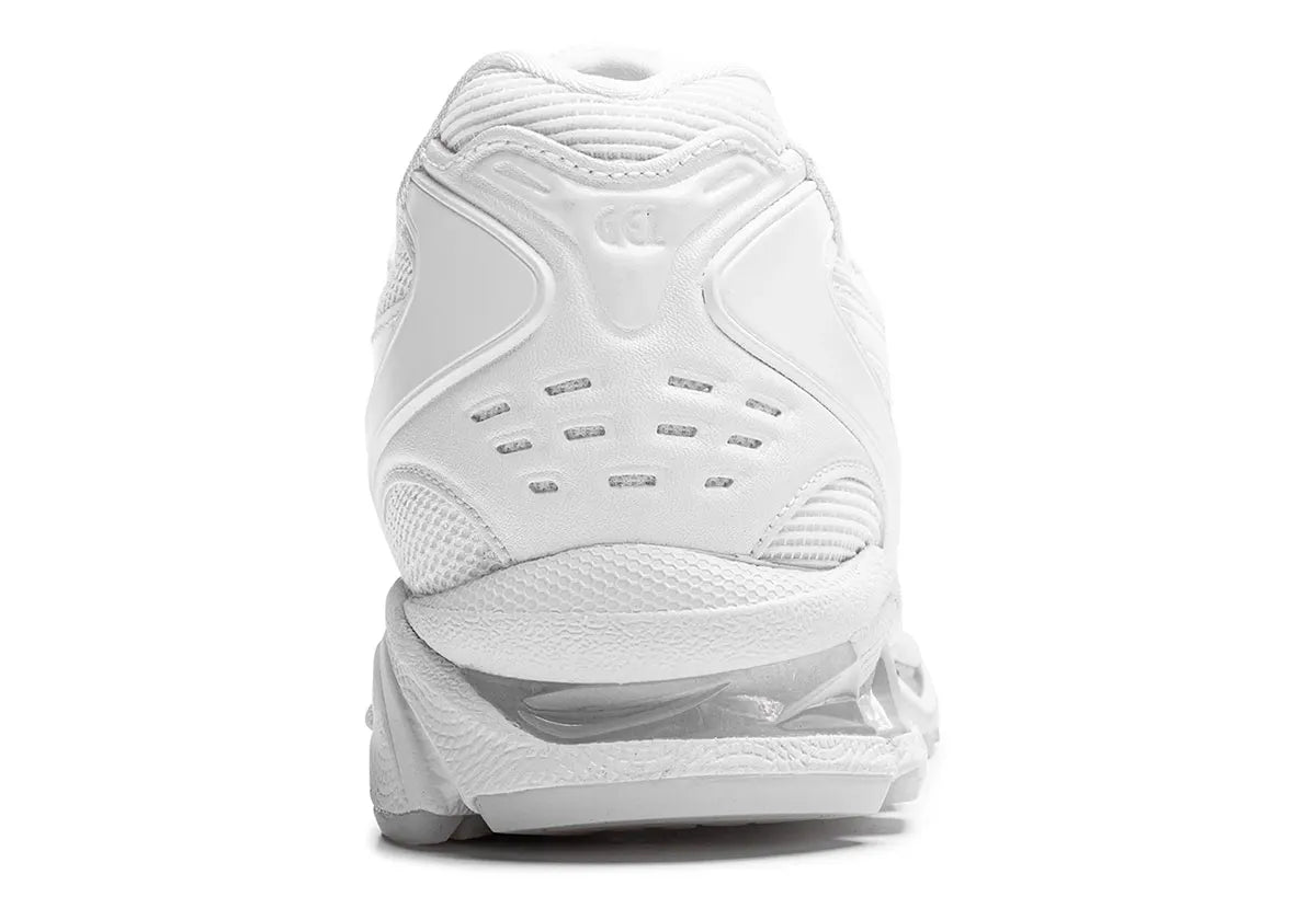 Image de la ASICS × Comme des Garçons SHIRT Gel-Kayano 14 “White”, sneaker intégralement blanche en mesh et superpositions cuir/synthétique, semelle blanche dotée de l’amorti GEL au talon.