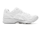 Image de la ASICS × Comme des Garçons SHIRT Gel-Kayano 14 “White”, sneaker intégralement blanche en mesh et superpositions cuir/synthétique, semelle blanche dotée de l’amorti GEL au talon.