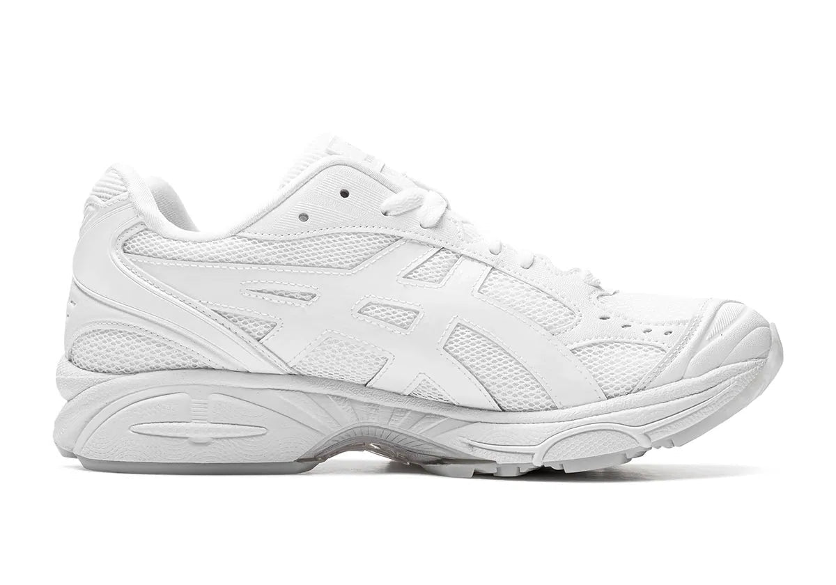 Image de la ASICS × Comme des Garçons SHIRT Gel-Kayano 14 “White”, sneaker intégralement blanche en mesh et superpositions cuir/synthétique, semelle blanche dotée de l’amorti GEL au talon.