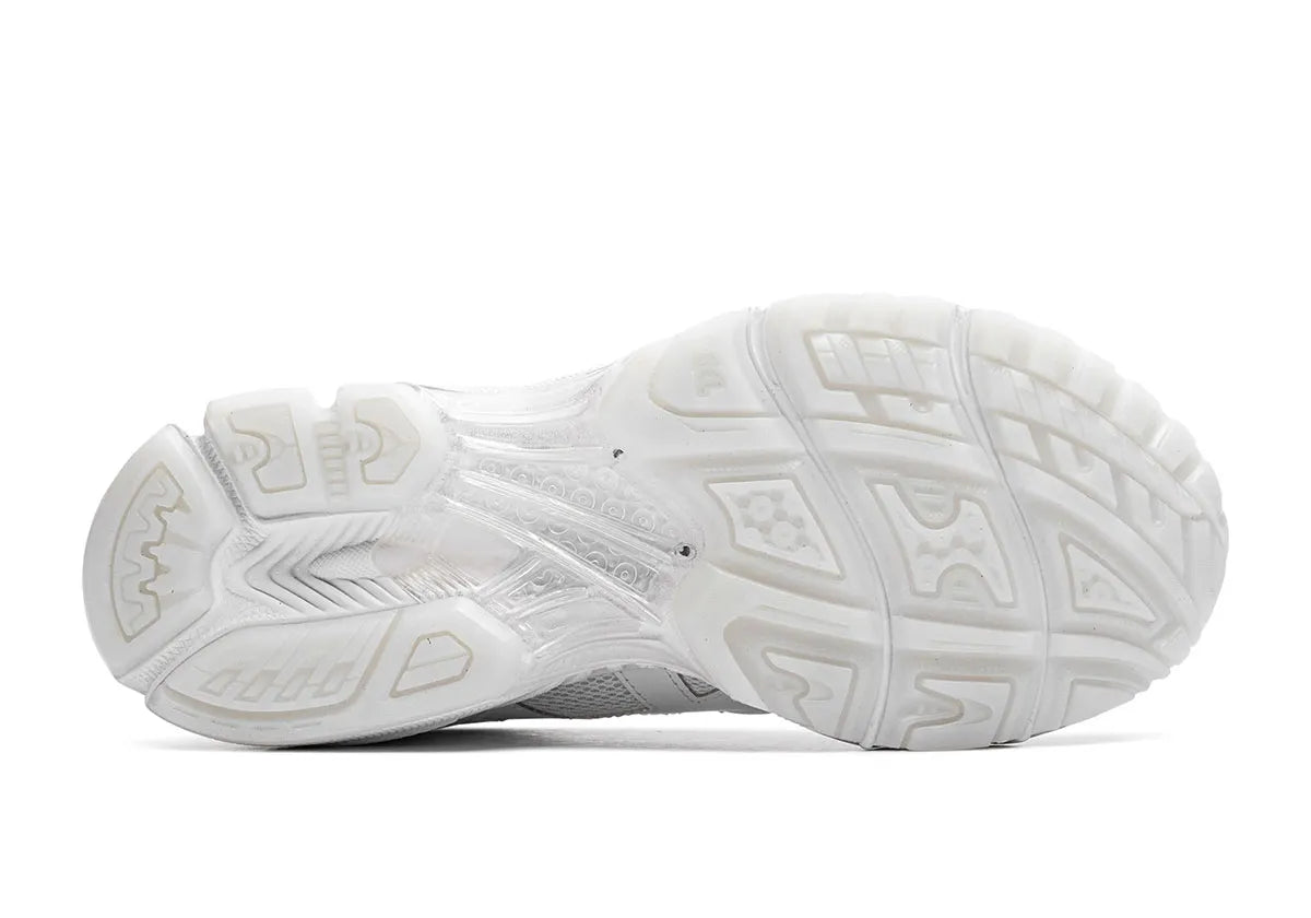 Image de la ASICS × Comme des Garçons SHIRT Gel-Kayano 14 “White”, sneaker intégralement blanche en mesh et superpositions cuir/synthétique, semelle blanche dotée de l’amorti GEL au talon.