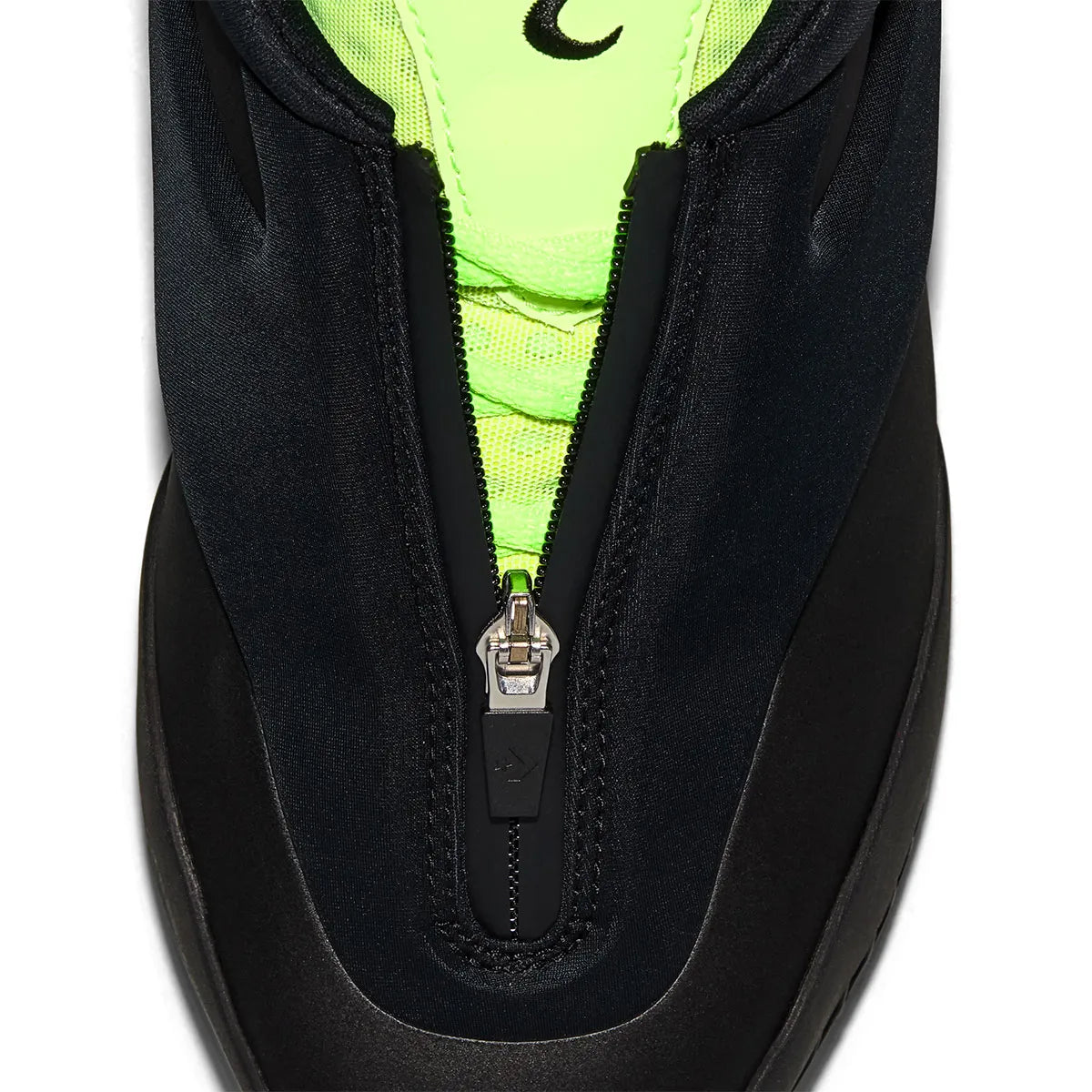 Vue zoomée sur la languette de la Converse SHAI 001 Black Green Beam A23975C noire avec détails vert fluorescent