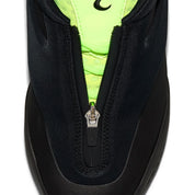 Vue zoomée sur la languette de la Converse SHAI 001 Black Green Beam A23975C noire avec détails vert fluorescent