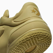 Converse SHAI 001 Butter, sneaker de basketball jaune crème monochrome avec empeigne moulée, fermeture zippée et silhouette futuriste.