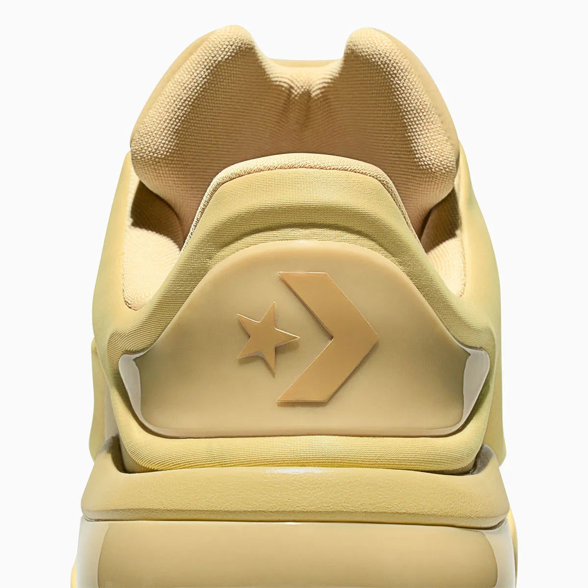 Converse SHAI 001 Butter, sneaker de basketball jaune crème monochrome avec empeigne moulée, fermeture zippée et silhouette futuriste.